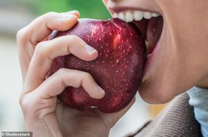 Les fruits croquants sont un aliment de base populaire et ont des avantages pour la santé qui peuvent vous empêcher de travailler chez le médecin - du moins c'est ce que dit le dicton
