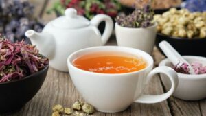 5 thés maison pour combattre la toux et les rhumes