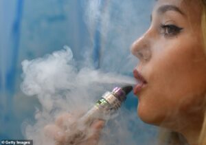 Une nouvelle étude de l'Université du Michigan a révélé que les adolescents qui vapotaient de la marijuana étaient environ deux fois plus susceptibles de signaler `` une respiration sifflante et un sifflement '' dans la poitrine que ceux qui vapotaient de la nicotine et fumaient des cigarettes ou du pot (image de fichier)