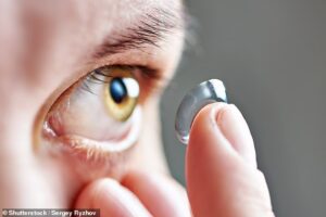 Les lentilles de contact fabriquées avec des millions de nanoparticules d'or, pas plus grosses qu'un grain de poussière, pourraient lutter contre un type courant de daltonisme