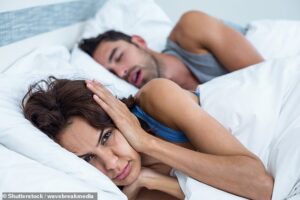 Jusqu'à cinq millions de personnes en Grande-Bretagne, principalement des hommes, ronflent abondamment - une condition appelée apnée du sommeil [Stock image]