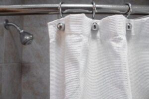 5 astuces pour nettoyer les rideaux de salle de bain et...