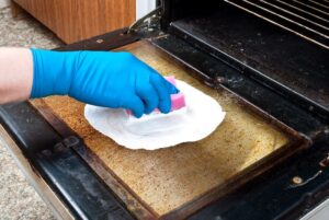 Comment nettoyer votre four grâce à 5 méthodes
