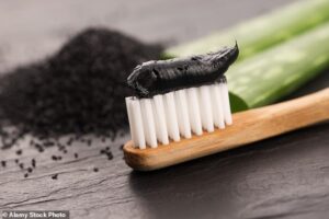 Les recettes de dentifrice «naturel» fait maison partagées en ligne sont un danger pour la santé et doivent être évitées, ont averti des chercheurs de l'Université de Nantes, en France. [stock photo]