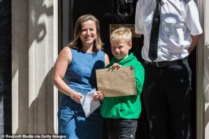 Thomas, à droite, s'est rendu au 10 Downing Street aujourd'hui avec sa mère Ilmarie Braun, à gauche, pour remettre une lettre au Premier ministre Boris Johnson, lui demandant d'aider son frère Eddie à obtenir une ordonnance de cannabis médical.