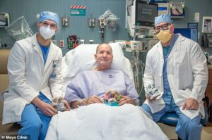 John Roby, 66 ans, du Minnesota a subi une chirurgie de reconstruction faciale à la Mayo Clinic après qu'un horrible accident de moto l'a laissé avec des blessures dévastatrices.  Sur la photo : Roby (au centre) avec le Dr Basel Sharaf (à gauche) et le Dr Jonathan Morris (à droite) à la clinique Mayo