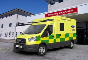 Le NHS travaille avec Ford pour convertir leurs fourgonnettes Transit en ambulances électriques.  Sur la photo : l'ambulance de 3,5 tonnes de Ford, développée avec le groupe Venari pour répondre aux spécifications nationales du Royaume-Uni