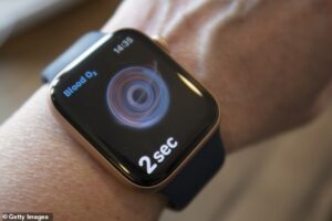 Les montres Apple pourraient inclure un capteur de pression artérielle et un outil de fertilité dès l'année prochaine, dans le cadre d'une série de nouvelles fonctionnalités liées à la santé.  Sur la photo, une Apple Watch Series 6