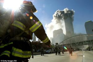 Les chercheurs ont comparé 10 786 pompiers qui travaillaient sur le site du WTC à 8 813 pompiers qui ne travaillaient pas sur le site et ont découvert que les pompiers du WTC étaient 13% plus susceptibles de recevoir un diagnostic de cancer que leurs collègues.  Sur la photo: les pompiers se dirigent vers l'une des tours du World Trade Center avant qu'elle ne s'effondre le 11 septembre
