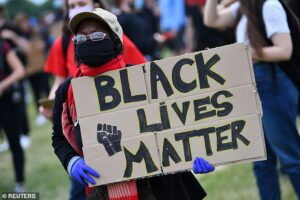 Une formation sur Black Lives Matter (photo: un panneau Black Lives Matter est suspendu lors d'une manifestation à Londres l'année dernière) est proposée au personnel du NHS England dans le cadre d'une série de nouveaux cours sur la diversité