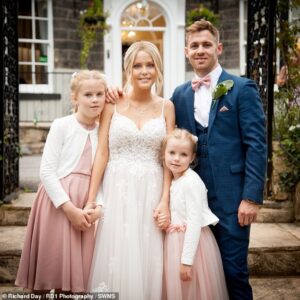 Sinead Richards.  décédée le 10 septembre d'un cancer du sein de stade quatre, photographiée le jour de son mariage avec son mari Liam McDonagh et leurs filles Paige, sept ans, et Georgie, 10 ans.