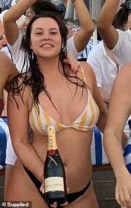 Mme Lionnet (photographiée à Bali en 2019) a commencé à boire à l'âge de 15 ans et a rapidement développé une relation toxique avec l'alcool