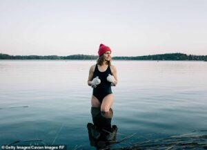 Nager dehors en hiver aide le corps à s'adapter à un climat plus froid, selon une étude aujourd'hui (stock)