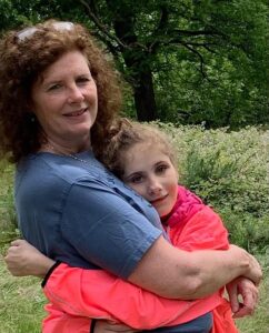Anne Royle, 53 ans, photographiée avec sa défunte fille, Hannah Royle, 16 ans, décédée subitement après qu'un intestin tordu a entraîné des lésions cérébrales catastrophiques