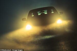 Un tiers des automobilistes déclarent conduire plus dangereusement en hiver, selon un sondage, blâmant les conditions météorologiques sombres et difficiles et étant aveuglés par les phares