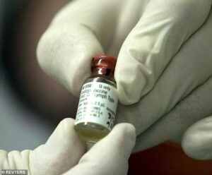 Le CDC affirme que les flacons découverts dans un laboratoire Merck à Philadelphie étaient incorrectement étiquetés «variole».  Sur la photo : une bouteille de vaccin contre la variole en 2003