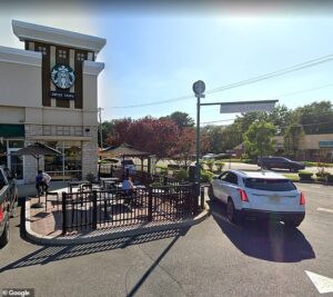 Un employé qui travaillait dans un magasin Starbucks (ci-dessus) dans le canton de Gloucester, New Jersey, a été testé positif pour l'hépatite A et peut avoir été exposé entre le 4 et le 6 novembre ou entre le 11 et le 13 novembre