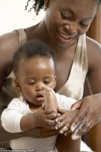 Les parents ont été mis en garde contre l'utilisation d'une crème pour la peau populaire sur leurs bébés, car elle contient des quantités potentiellement nocives de stéroïdes.  Les chiens de garde ont rappelé un lot de Dermaved Sensitive Cream