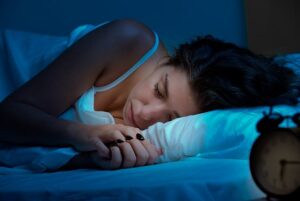 Le cerveau prête attention aux voix inconnues pendant le sommeil.  Cette capacité permet au cerveau d'équilibrer le sommeil avec la réponse aux signaux environnementaux, selon les experts (stock image)