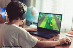 C'est souvent considéré comme une activité paresseuse, mais de nouvelles recherches suggèrent que jouer à des jeux vidéo pourrait avoir un avantage surprenant - améliorer vos compétences en lecture (stock image)