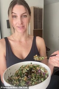 Hannah, cuisinière à domicile [pictured] a partagé comment faire une salade que Jennifer Aniston a mangée pendant 10 ans sur Friends