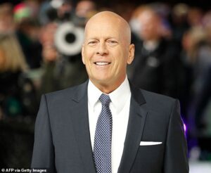 Il a été rapporté que Bruce Willis (ci-dessus) a montré des signes de déclin sur les plateaux de cinéma pendant plusieurs années, ce qui suggère que son aphasie est le symptôme d'un trouble neuro-dégénératif lié à la démence.
