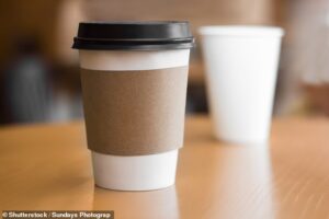 Boire du café ou du thé dans un gobelet en papier est non seulement un gaspillage, mais vous expose également au risque d'avaler des milliers de microplastiques, avertissent les scientifiques