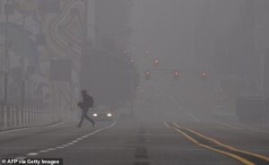 L'OMS avertit que pratiquement tous les êtres humains dans le monde vivent dans une zone où les niveaux de pollution de l'air dépassent les niveaux de sécurité.  Sur la photo: un homme traverse le smog à Portland, Oregon, le 14 septembre 2020