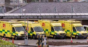 Des ambulances attendent à l'hôpital du district d'Eastbourne dans l'East Sussex, où les nouvelles règles s'appliquent