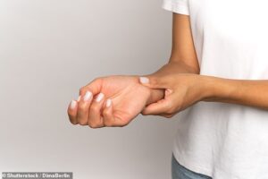 Un lecteur souffre depuis qu'un kyste ganglionnaire s'est développé au poignet et demande ce qui peut être fait pour le traiter (stock image)