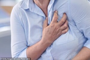 L'enseignant à la retraite de 63 ans souffre de cardiomyopathie hypertrophique (HCM) - une maladie du muscle cardiaque qui touche un Américain et un Britannique sur 500.  Elle a été équipée d'un défibrillateur automatique implantable (ICD) – un appareil qui relance le cœur s'il cesse de battre – lorsque les médecins l'ont diagnostiquée en 2003.