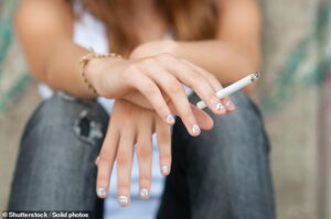 Des chercheurs américains affirment que le simple fait de manipuler les vêtements d'un fumeur suffit à l'exposer à un risque de cancer