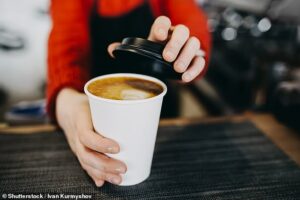 Selon une étude, les personnes génétiquement plus susceptibles de boire du café pourraient avoir un risque accru de développer un cancer de l'œsophage, mais pas d'autres types de cancer. [stock image]