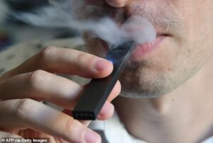 Sainte Fumée!  Le vapotage atteint un niveau record avec 4,3 millions de Britanniques utilisant des cigarettes électroniques
