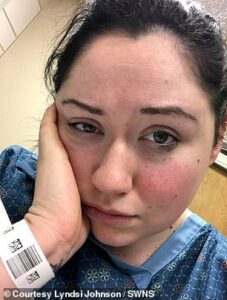 Lyndsi Johnson, 28 ans, décrit son état qui la laisse s'évanouir plusieurs fois par jour comme étant « allergique à la gravité »