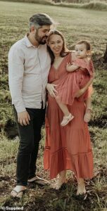 Amanda Crossley, au centre de la photo, s'est plainte pour la première fois d'une douleur à l'estomac alors qu'elle était enceinte de son deuxième enfant