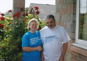 Joy Milne, 72 ans, a pu détecter la maladie de Parkinson chez son mari 12 ans avant qu'il ne soit diagnostiqué, car son odeur a changé.  Elle est photographiée ci-dessus avec le défunt mari Les