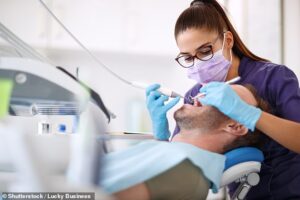Les experts pensent que la visite chez le dentiste pourrait aider les personnes à risque de démence à conjurer la maladie qui vole la mémoire