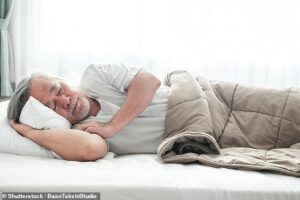 Les chercheurs ont découvert que les personnes âgées qui dorment plus tôt et pendant plus de huit heures à la fois sont 70% plus susceptibles de développer une démence que leurs pairs (photo d'archives)