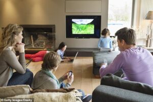 Selon une nouvelle étude, les enfants peuvent profiter du fait de regarder la télévision avec leurs parents si les adultes présents dans la pièce leur expliquent les choses et en profitent pour s'entraîner à la conversation.