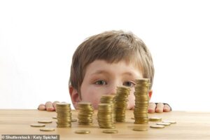 L'étude a révélé que les enfants les plus riches étaient moins susceptibles de jouer leurs gains à la fois pour la possibilité d'un prix plus important et s'il y avait une chance, cela le réduirait (stock image)
