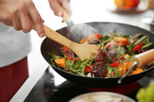 Cuisiner sans huile : de nombreuses idées pour apporter des plats légers mais savoureux à table