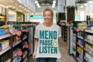 Cherry Healey (photo) a lancé un Meno-Pause & Listen Pledge national pour encourager les gens à écouter et à soutenir ceux qui vivent la ménopause