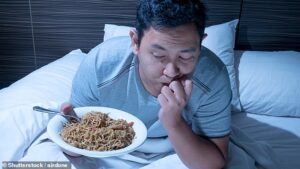 Éviter une collation de minuit et un petit-déjeuner matinal peut être la clé pour rester mince, selon une autre étude