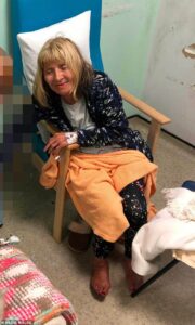 C'est là que Val Griffiths, une grand-mère âgée a été forcée de rester dans un séjour cauchemardesque de six jours dans l'unité A&E de l'hôpital universitaire du Pays de Galles.