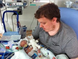 Darren Smith, 43 ans (photographié avec Isaac) a partagé que son fils Isaac avait subi des lésions cérébrales catastrophiques alors qu'il était privé d'oxygène lors de l'accouchement dans un hôpital non identifié du nord de Londres il y a dix ans.