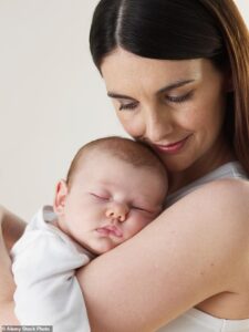 Les femmes britanniques qui souhaitent avoir des enfants retardent leur grossesse principalement pour se concentrer sur leur carrière, selon une étude (stock image)