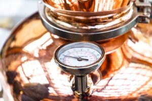 Comment fonctionne la distillation, une technique ancestrale pour obtenir différents produits