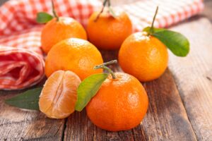 Les clémentines sont un agrume au goût sucré et à la pulpe sans pépins, hybride entre la mandarine et l'orange amère