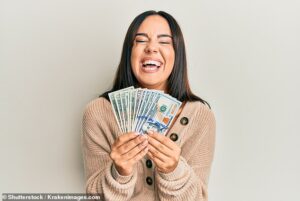 Les personnes recevant une somme unique à cinq chiffres étaient plus heureuses que leurs pairs même des mois après avoir tout dépensé, selon une étude (fichier)